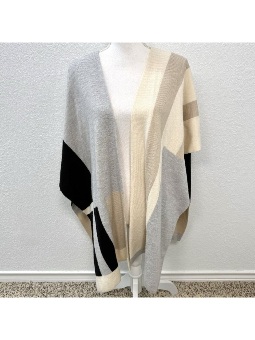 PER SE by Carlisle Womens S/M Beige Ivory Black Colorblock WRAP Shawl Wool READ
